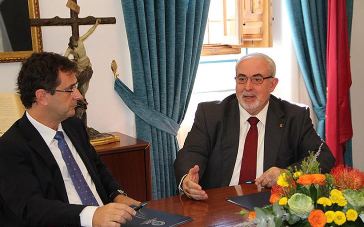 La UCAM firma con Viajes El Corte Inglés un convenio con el que se instala una oficina de la agencia en el Campus