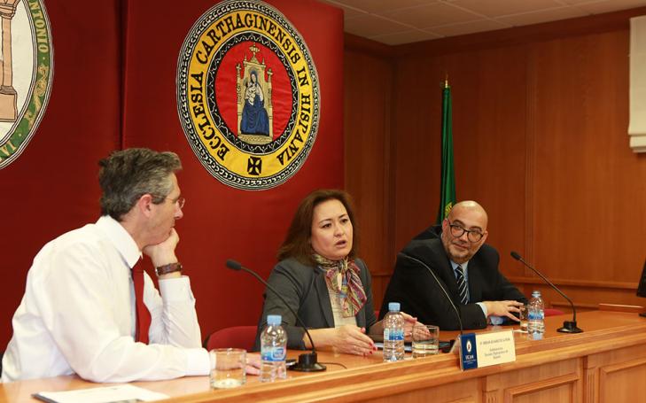 Miriam Álvarez: &quot;Queremos diplomáticos murcianos&quot;