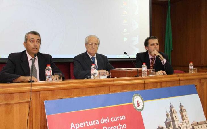 El abogado Ignacio Olmos abre el curso de ADE y Derecho con una conferencia