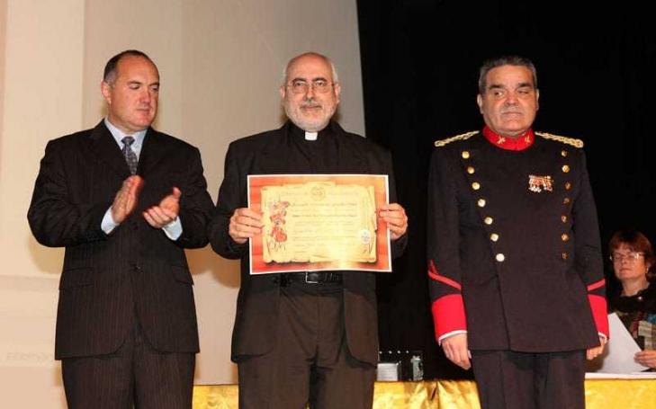 El vicerrector de Extensión Universitaria de la UCAM recibe la Gran Cruz de Caballero de Santiago