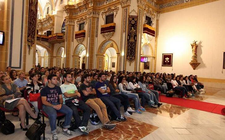 Estudiantes de Medicina y Enfermería aprenden sobre el virus del ébola