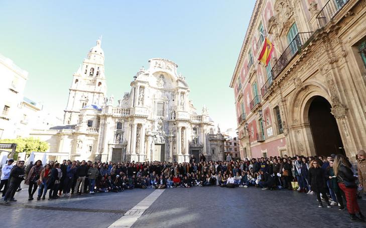 Más de mil alumnos felicitan la Navidad por las calles de Murcia