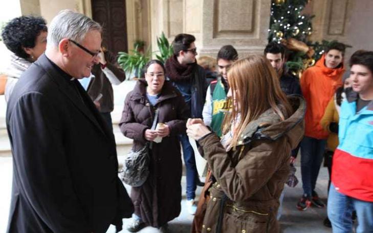Los alumnos de la UCAM felicitan la Navidad al obispo José Manuel Lorca Planes