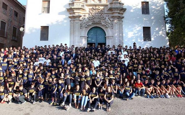 Los deportistas de la UCAM rinden visita a la Virgen de la Fuensanta