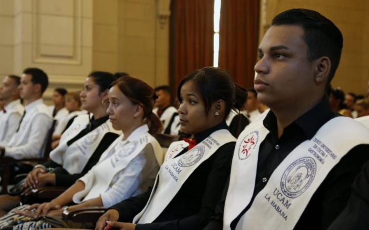 La UCAM gradúa a más de cien alumnos en Cuba