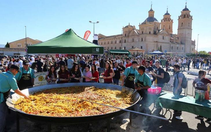 Cerca de mil estudiantes disfrutan de paella con motivo de los actos de bienvenida de la UCAM