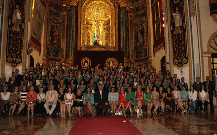 Los estudiantes del grupo DE de la IV Promoción del Grado de Enfermería celebran su Acto de Graduación