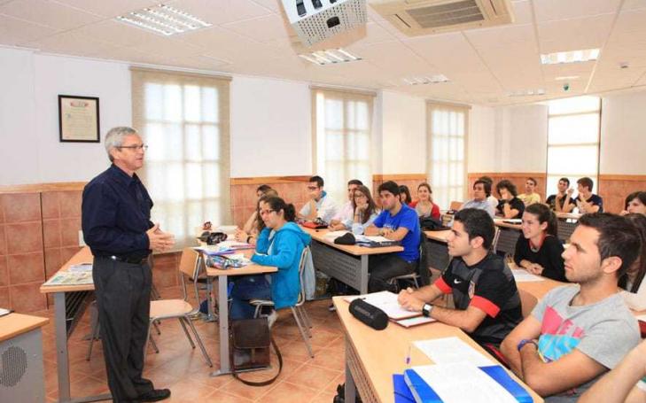 Los estudiantes de la UCAM conocen la historia de la medicina en Cuba