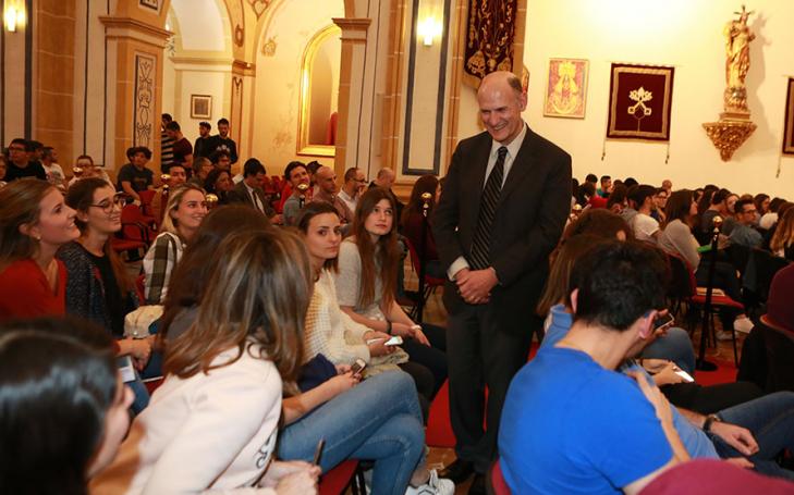 Izpisúa motiva a los estudiantes de la UCAM para que  investiguen