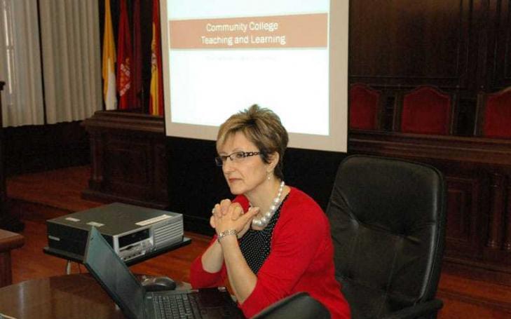 La profesora de la Universidad de Cambria, Irene Nizzero:“Buscamos fomentar el debate en las aulas&quot;
