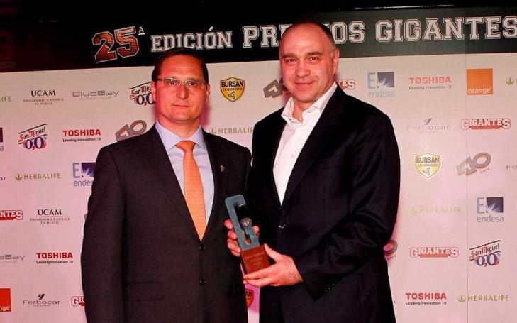 La UCAM entrega el premio al mejor entrenador en la Gala de Gigantes