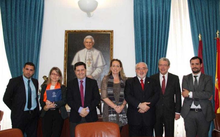 La UCAM fomentará estudios sobre las familias numerosas a través de una Cátedra