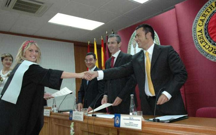 Los alumnos de la V promoción de Protocolo y Relaciones Institucionales reciben sus becas