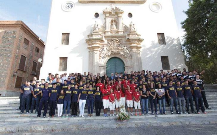 Los equipos deportivos de la UCAM realizan una ofrenda floral