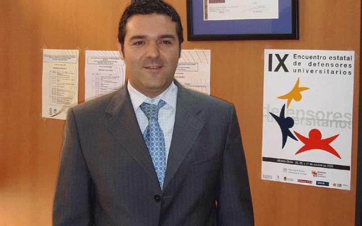 Estudiantes de la UCAM demandan mejoras en el servicio de LATBUS