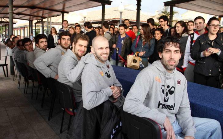 Los jugadores del UCAM Murcia visitan el monasterio de Los Jerónimos