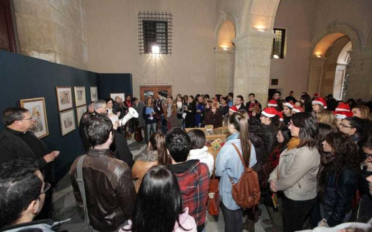 Más de 500 alumnos y voluntarios de la UCAM felicitan las Navidades por las calles de Murcia