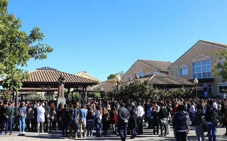 Minuto de silencio y una oración en la UCAM por las víctimas de los atentados terroristas 