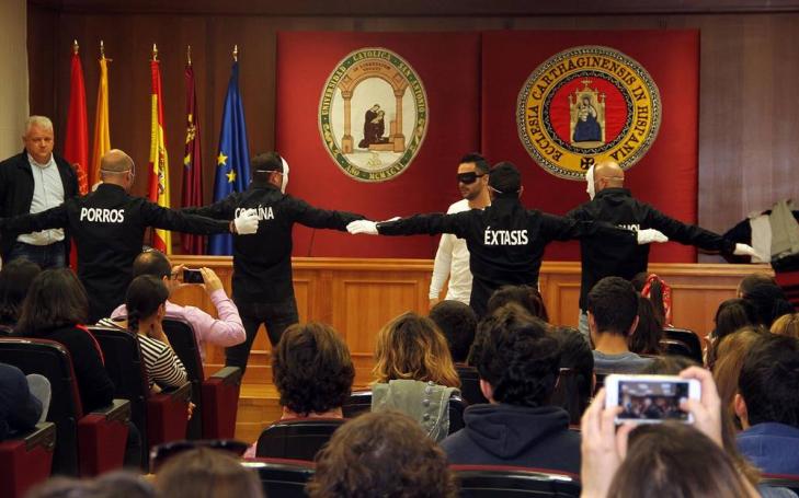 Reclusos muestran en la UCAM a través del teatro los peligros del consumo de drogas