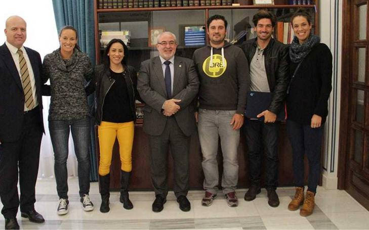 José Luis Mendoza recibe a varios de los deportistas olímpicos de la UCAM