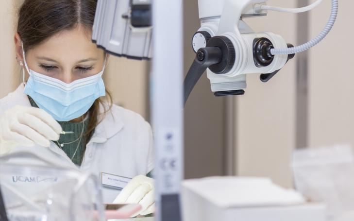 La UCAM abre una convocatoria interna para financiar investigaciones sobre el COVID19