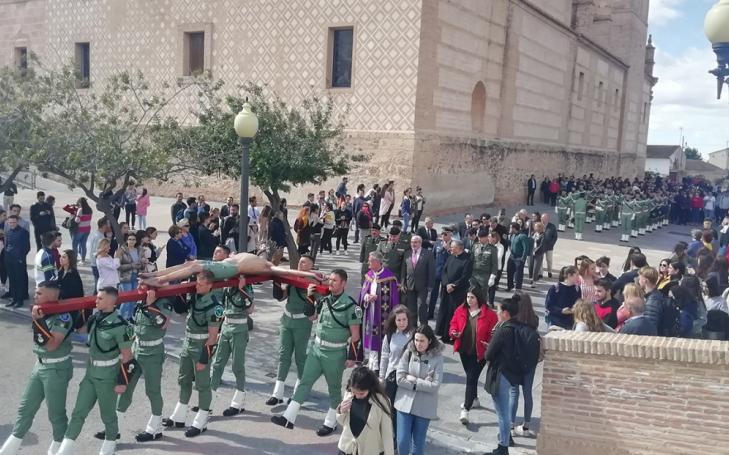 Los paracaidistas procesionan al Cristo de los Estudiantes en el Campus de la UCAM