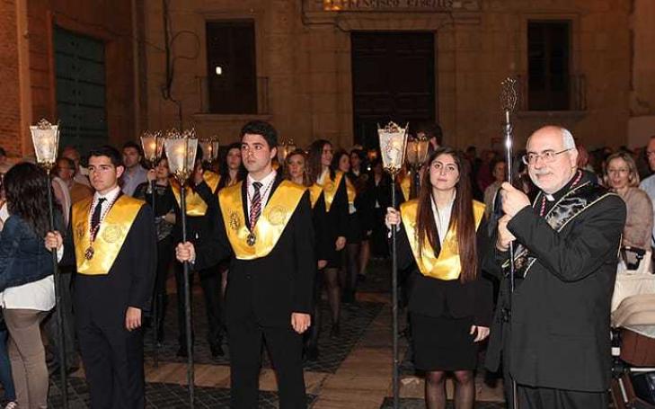 Un centenar de miembros de la UCAM procesionan con el Cristo de la Salud 