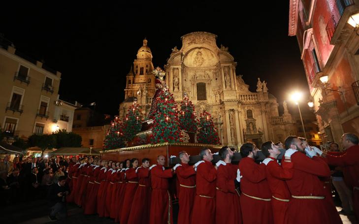 Miles de personas asisten a la Magna Procesión en la que han participado dieciséis tronos