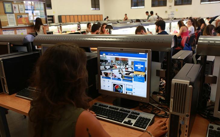 La Biblioteca de la UCAM pone a los investigadores a un click del universo científico