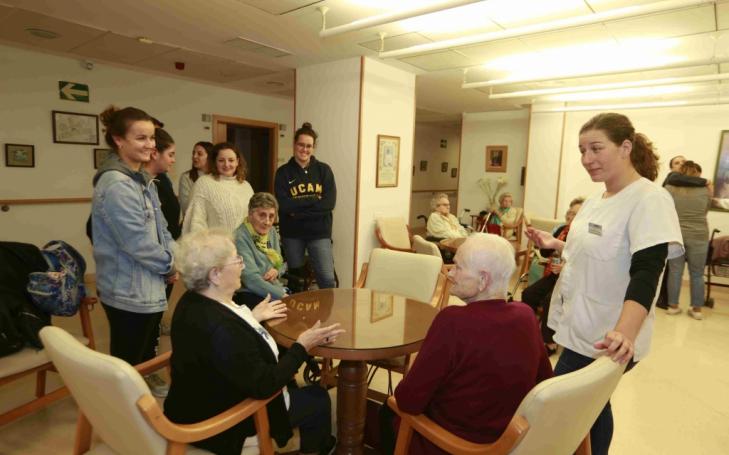 Voluntarios de la UCAM  se integran en las labores de la Casa de Hermanitas de los Pobres en Murcia