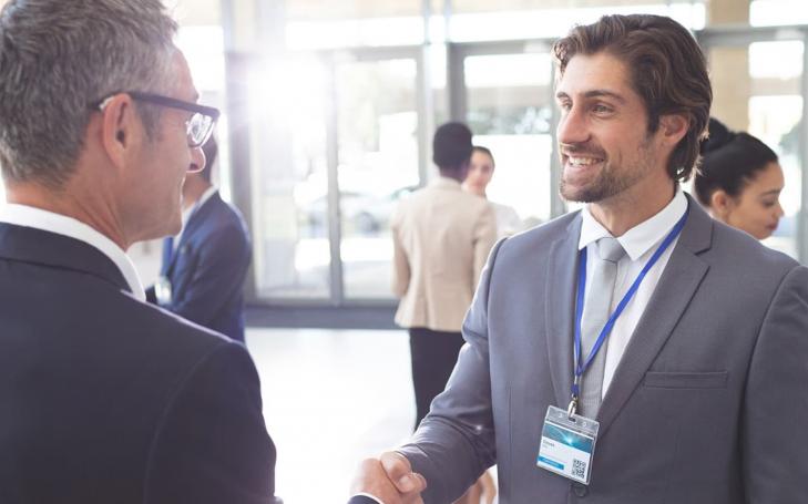 dos empresarios estrechando la mano