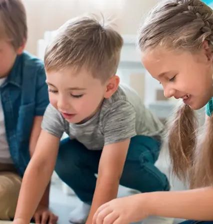 Estudiantes de Educación Infantil participando activamente en el aula, ejemplo de las metodologías innovadoras que se aplican al estudiar Magisterio Infantil.