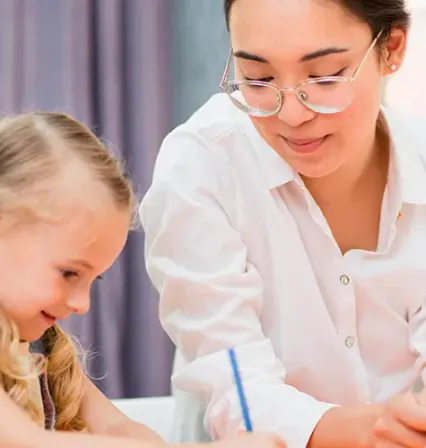 Alumna del grado de educación primaria de la ucam haciendo prácticas.