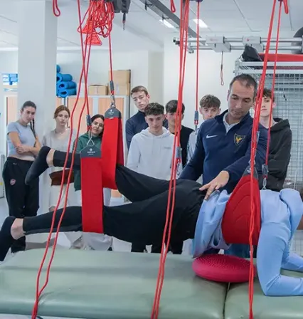 Alumnos del Grado en Fisioterapia haciendo uso de las instalaciones durante una de sus clases de prácticas simuladas.