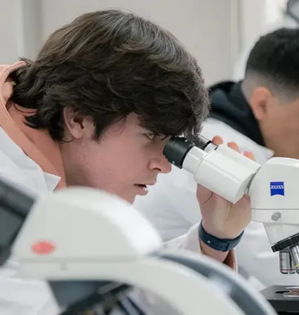 Estudiantes de medicina realizando sus prácticas de laboratorio.