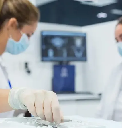 Estudiantes de odontología realizando sus prácticas en la clínica universitaria.