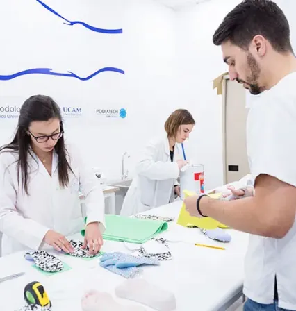 Estudiantes de podología de la UCAM en sus prácticas de laboratorio diseñando y creando plantillas adaptadas a los casos de estudio.
