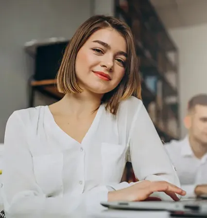 Joven emprendedora preparando un proyecto en equipo, inspirando a futuros estudiantes del grado en Relaciones Laborales y Recursos Humanos de UCAM a desarrollar habilidades de liderazgo, innovación y gestión de personas en el entorno profesional.