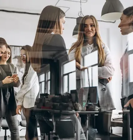 Jóvenes profesionales colaborando en un entorno de trabajo moderno y dinámico, reflejando las múltiples salidas laborales y el ambiente innovador que impulsa la formación en Relaciones Laborales y Recursos Humanos en UCAM.