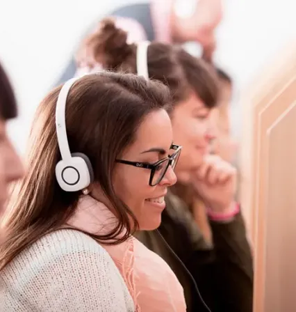 Estudiantes del grado en traducción e interpretación durante sus prácticas de interpretación simultánea en el aula.