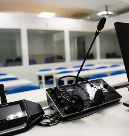 Instalaciones de vanguardia para el grado en traducción e interpretación de UCAM Universidad.