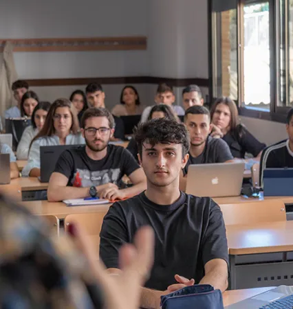 Estudiantes del Grado en Criminología de la UCAM asisten a una clase presencial en el campus, participando en una sesión formativa centrada en el análisis criminal y la práctica profesional.