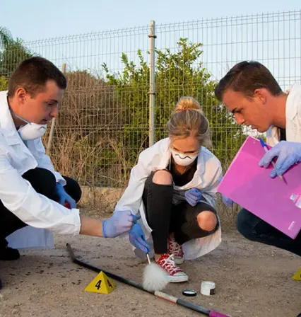 Estudiantes del Grado en Criminología de la UCAM analizan una escena del crimen simulada durante sus prácticas en el Campus de Murcia, representando la formación aplicada y la preparación profesional del programa.