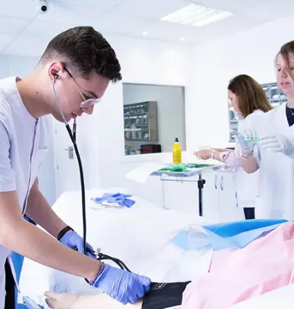 Estudiantes de enfermería realizando sus prácticas de aula en el hospital simulado de UCAM Universidad.