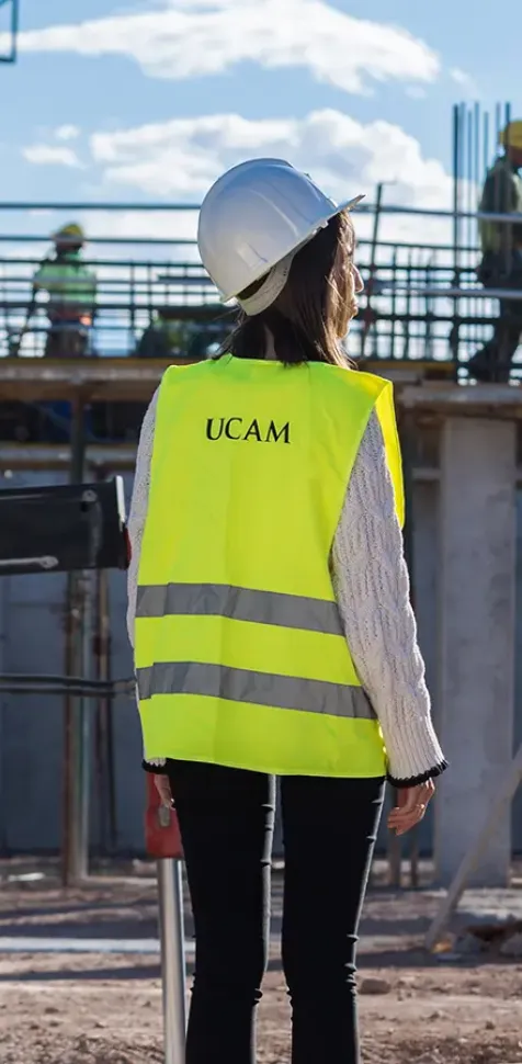 Un ingeniero de edificación y/o arquitecto técnico explica a una estudiante del grado en ingeniería de edificación de la UCAM la gestión y funcionamiento de una obra.
