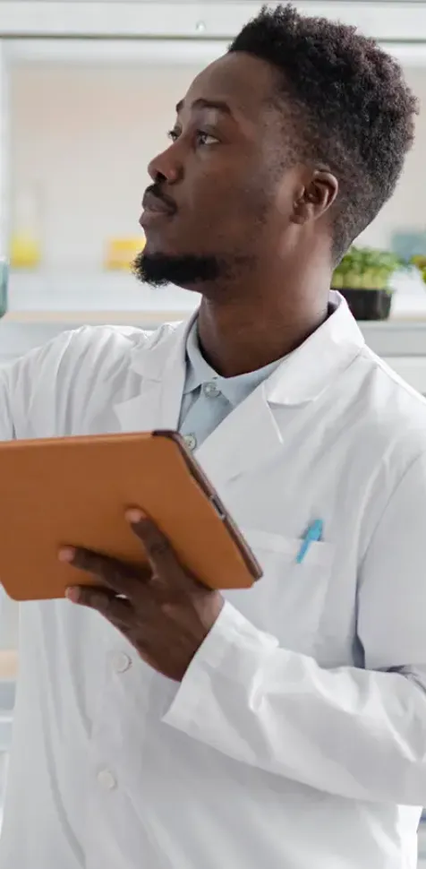 Estudiantes del área de Ciencias y Tecnología de los Alimentos de la UCAM trabajan en un laboratorio moderno, realizando análisis y experimentos aplicados para su formación científica y profesional.