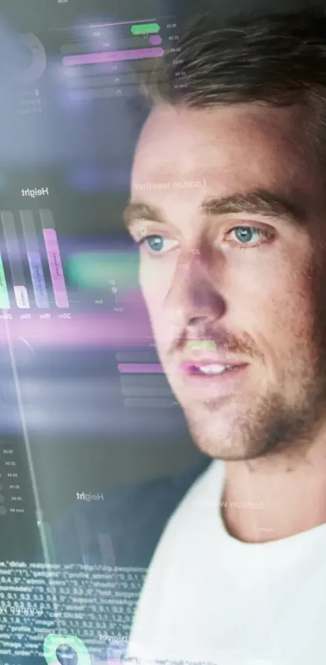 Estudiante analizando código de programación y visualización de datos en el graso de Ciencia de Datos de la UCAM