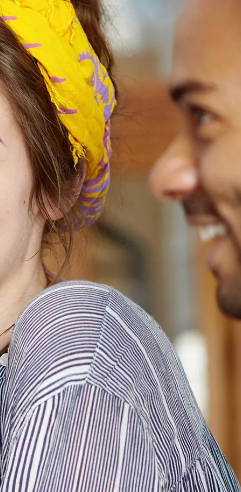 Dos estudiantes sonriendo en el Curso Superior Universitario en Crecimiento Humano y Desarrollo Integral de la UCAM