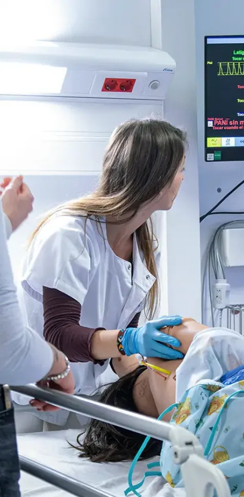 Estudiantes del grado en enfermería realizando sus prácticas simuladas en el hospital simulado de UCAM Universidad.
