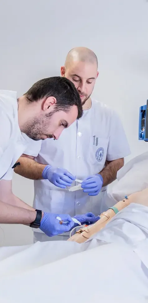 Estudiantes del grado en enfermería realizando sus prácticas simuladas en la unidad móvil de atención sanitaria asistencial.